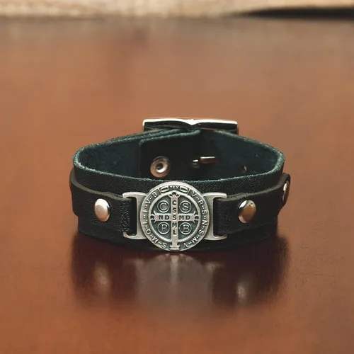 Vista 2 de Intercession Pulsera de protección de cuero genuino de San Benito fabricada en Brasil Madera
