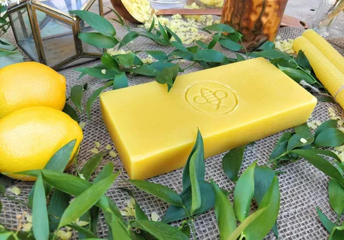 Vista 3 de Basic Honey Ladrillo de cera de abejas, 100% natural de abejas americanas, grado cosmético (1 libra)