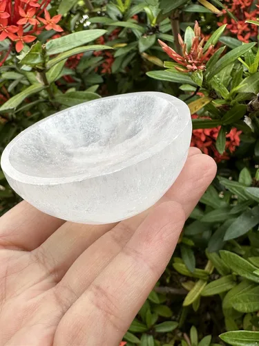 Vista 3 de GAF TREASURES Cuenco de selenita circular de 2.5 pulgadas, cristal de selenita tallado con piedras preciosas, cuenco de meditación, cuenco de reiki