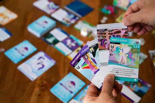 Vista 7 de Renegade Game Studios My Little Pony: Adventures in Equestria Juego de construcción de mazos para 1-4 jugadores