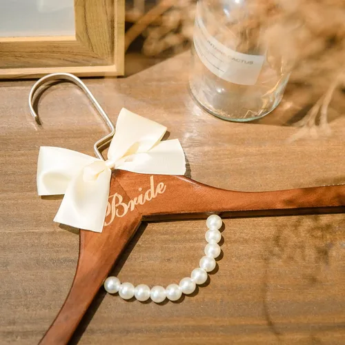 Vista 3 de Colgador de vestido de novia para novia, regalo de boda, percha de madera marrón con perlas y lazo para vestidos de novia, regalo de despedida