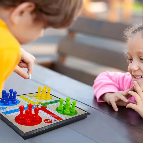 Vista 9 de KIDAMI Juego de mesa mini Ludo magnético de viaje, diseño plegable y ligero, regalo para niños y bebés (19.4 × 19.4 cm)