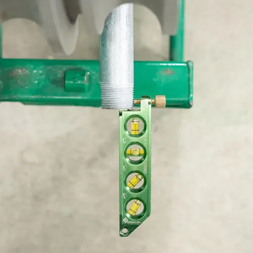 Vista 9 de Greenlee L77 Mini Nivel Magnético de Burbuja con Ayuda de Desplazamiento para Doblado de Conductos
