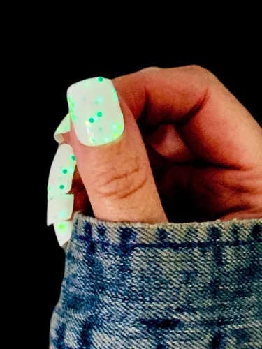 Vista 4 de 22 tiras de esmalte de uñas de gel semicuradas de alta calidad con accesorios de aplicación (confeti brillante en la oscuridad)