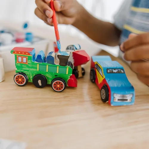 Vista 5 de Coche de carreras DYO de Melissa & Doug.