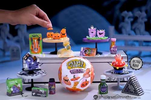 Vista 6 de MGA's Miniverse Make It Mini Halloween, Beetlejuice, mini coleccionables, embalaje misterioso a ciegas, espeluznante, Halloween, temporada