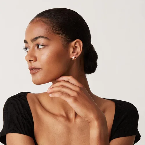 Vista 5 de PAVOI Aretes de aro gruesos chapados en oro de 14 quilates para mujer - Aretes pequeños de aro de oro con postes de plata de ley 925 - Joyería
