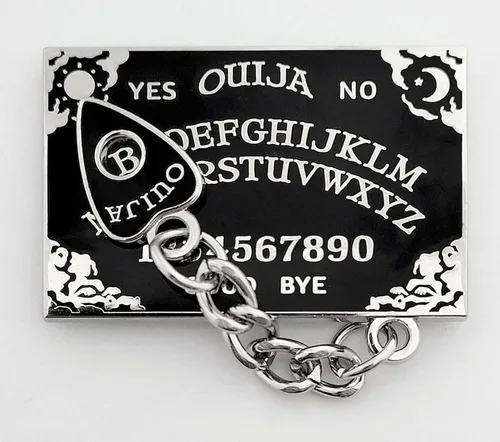 Vista 3 de Pinsanity Tablero Ouija negro con pin de solapa esmaltada con dije de planchette, Esmalte, Sin gemas.