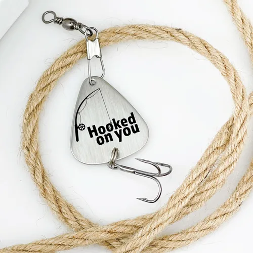 Vista 6 de Señuelo de pesca personalizado, regalo de señuelo de pesca enganchado en ti, regalo para novio, regalo de hombre, regalo de cumpleaños, nombre