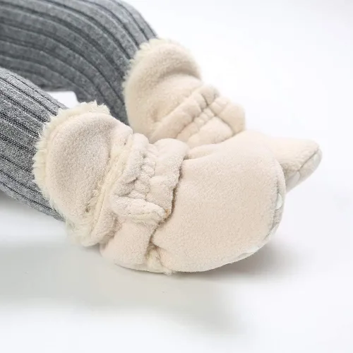 Vista 2 de Ohwawadi - Calcetines de forro polar para bebé o niña, suaves y calientes, botas o zapatos para bebés recién nacidos, con estilos de dibujos