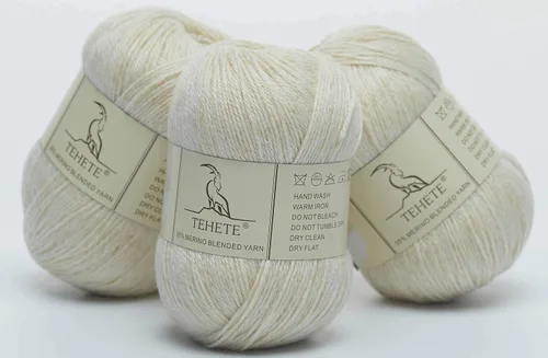 Vista 2 de Ovillo de lana de merino para tejer (3 capas) suave y ligero de 150g para ganchillo (Beige)