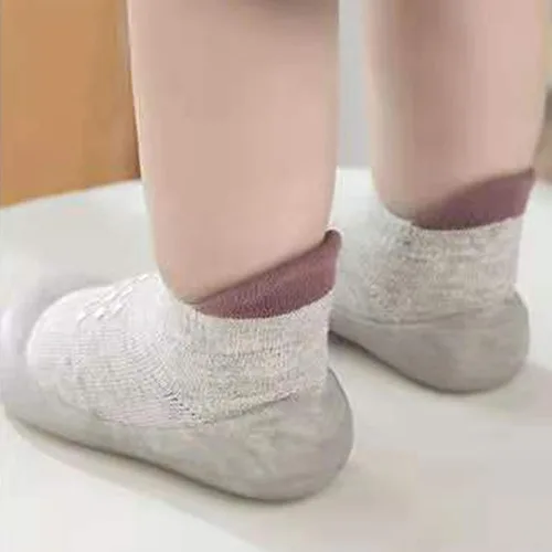 Vista 5 de Calcetines antideslizantes y transpirables ligeros mocasines a rayas de arco iris mocasines para bebés y niños pequeños