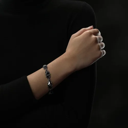 Vista 2 de Jewelili Star Wars Fine Jewelry Pulsera para mujer con armadura oscura de 18 qt.tw. diamantes negros de plata con rodio negro, Metal, diamante negro