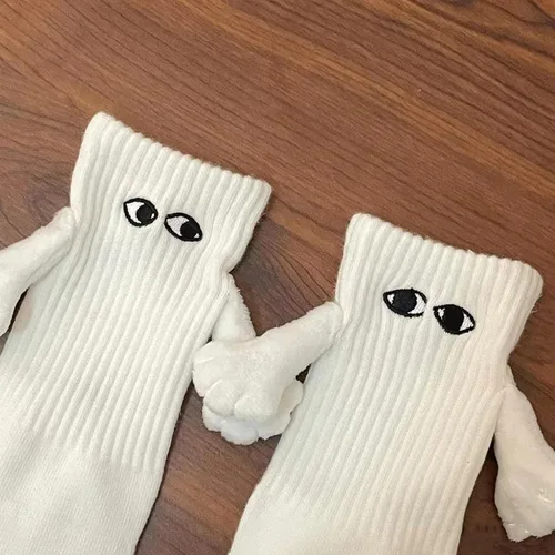 Vista 4 de UAURORAO Calcetines de pareja de muñecas 3D para mujeres y hombres, calcetines divertidos para sostener las manos en la mano, calcetines de amistad