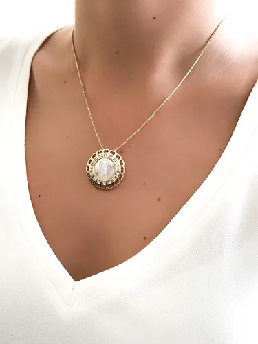 Vista 8 de LESLIE BOULES Medalla Virgen de Guadalupe Cadena chapada en oro de 18 quilates Joyería religiosa, Metal