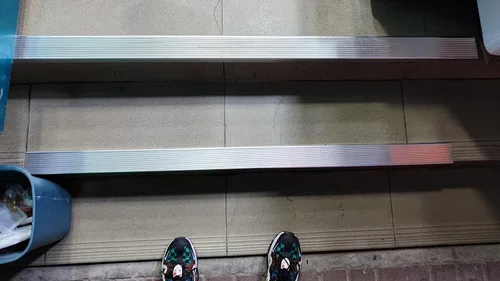 Vista 4 de Borde de escalera, borde de nariz, metal, 3 pulgadas, borde de nariz de escalera, protector de tiras de moldeo de peldaños de 36, 40, 48, 60, 67