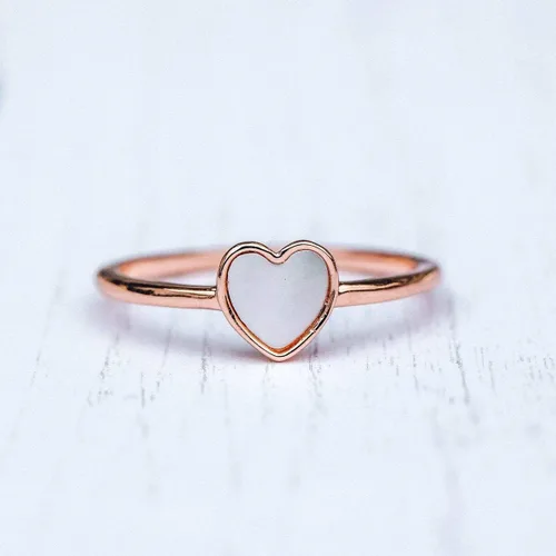 Vista 3 de Pura Vida Anillo de corazón de perla de oro rosa madreperla, base de latón, tallas 5-9, Oro, rosa, latón