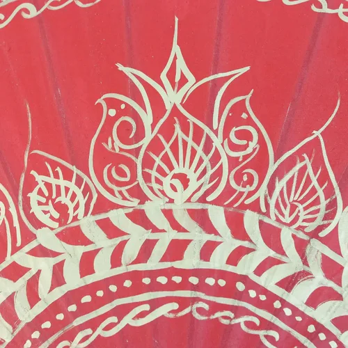 Vista 5 de NOVICA Sombrilla artesanal de papel Saa hecha a mano en rojo con detalles dorados de Tailandia Tono Paperbamboo Accesorios de decoración Pintado
