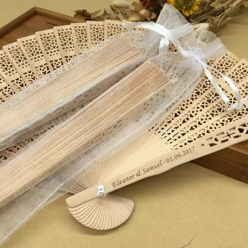 Vista 3 de Abanicos de madera personalizados personalizados con diseño hueco de mano con borla blanca y bolsa de regalo para invitados de boda, despedida
