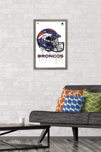 Vista 2 de NFL Denver Broncos - Póster de pared con casco de goteo 20, 22.4 pulgadas de largo x 14.7 pulgadas, versión enmarcada de madera de granero