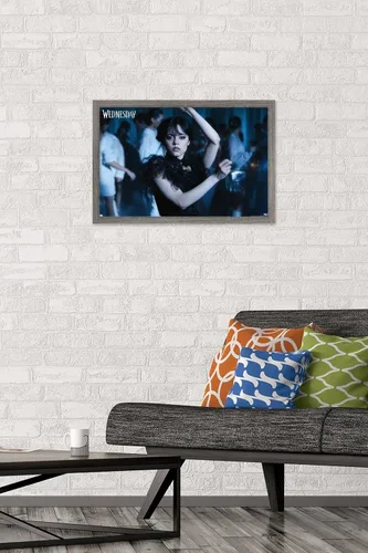 Vista 2 de Trends International Wednesday - Póster de pared de baile, 14.72 x 22.37 pulgadas, versión enmarcada de madera de granero Versión enmarcada Barnwood