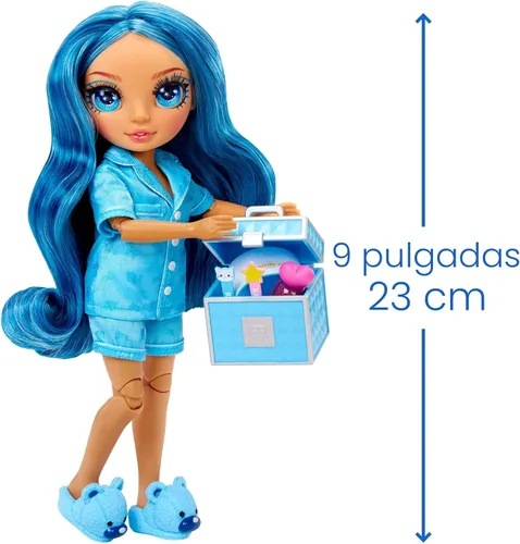 Vista 3 de Rainbow High Jr High PJ Party - Skyler, Muñeca de moda posable azul de 9" con enterizo suave, pantuflas, accesorios de juego divertidos, gran