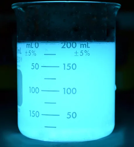 Vista 2 de Innovating Science, juego de demostración de luz instantánea de quimiluminiscencia en polvo