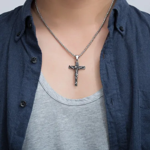 Vista 2 de Collar con colgante de crucifijo, cristiano católica imperio romano estilo gótico.