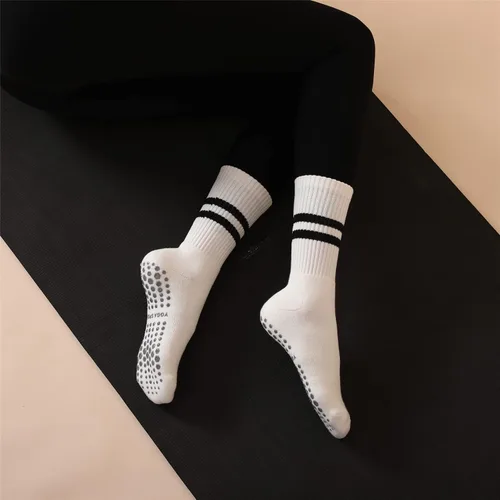 Vista 2 de Kzkcy Calcetines de pilates de yoga con empuñaduras para mujer, antideslizantes, atléticos, calcetines para entrenamiento, barre ballet, calcetines