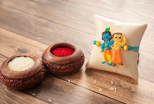 Vista 2 de Juego de regalo de Rakhi para hermano y bhabhi Incluye hermoso rakhi para Bhai y Lumba Rakhi para Bhabhi, Roli Chawal, imán y chocolate Envía