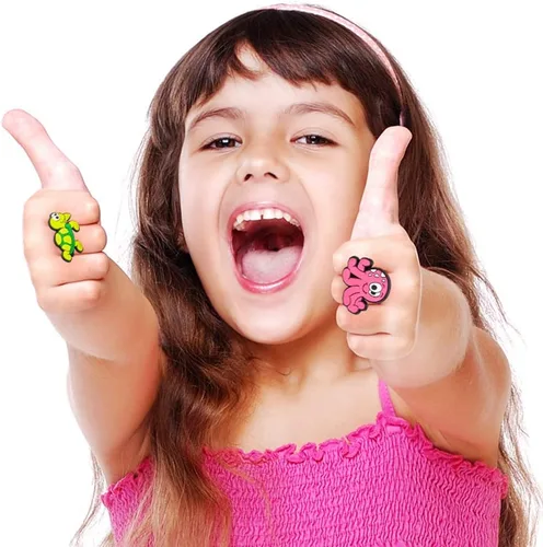 Vista 4 de ArtCreativity Anillos de goma Sea Life para niños, paquete de 24, adorables joyas infantiles para niñas y niños, divertidos colores surtidos