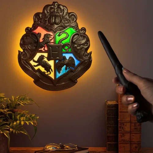 Vista 2 de Paladone - Harry Potter - Escudo de Hogwarts - Lámpara con Varitas de Control Negro