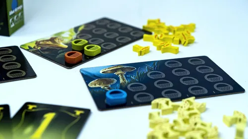 Vista 4 de Juego de mesa Wonder Woods de blue orange Games, juego de mesa de estrategia con temática de hongos familiares o adultos para 2 a 5 jugadores.