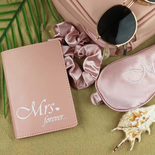 Vista 3 de MRS. FOREVER Regalo de despedida de soltera de 5 piezas para la futura novia, regalos únicos para el día de la boda, esenciales de viaje de luna