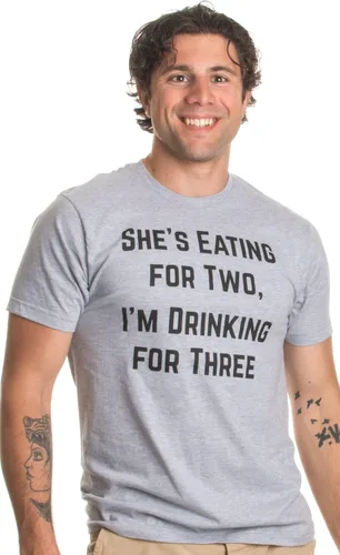 Vista 2 de Bebiendo para tres Divertida camiseta de broma de anuncio de embarazo para papá nuevo