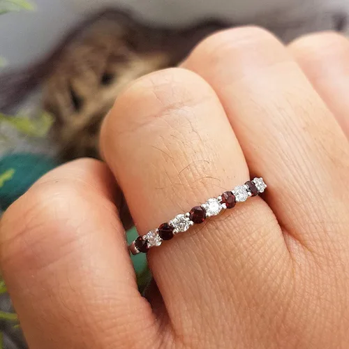 Vista 4 de Dazzlingrock Collection Anillo de boda apilable de aniversario para mujer con piedras preciosas redondas y diamantes blancos, oro blanco de 14