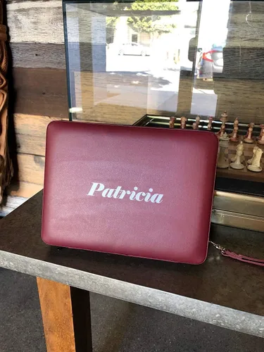 Vista 4 de WE Games Juego de backgammon de viaje magnético con monograma personalizado - Borgoña Impresión de texto