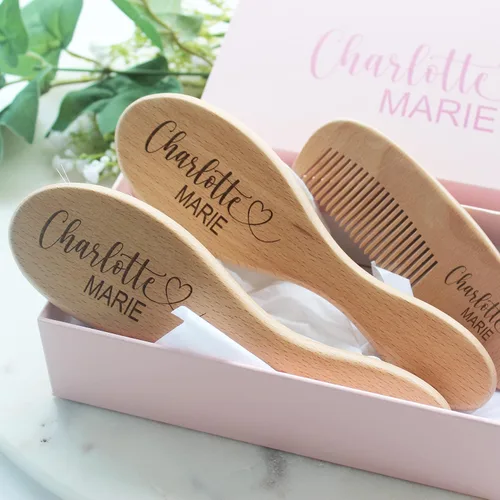 Vista 3 de Juego de cepillos para bebé Cepillo de madera personalizado Esenciales para niña recién nacida 3 piezas