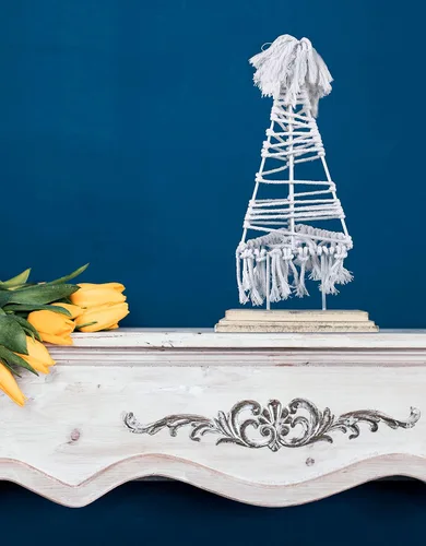 Vista 3 de Becki Owens Decoración de árbol de Navidad – Árbol de invierno tejido de macramé de 6.25 pulgadas sobre base de madera, decoraciones de Navidad