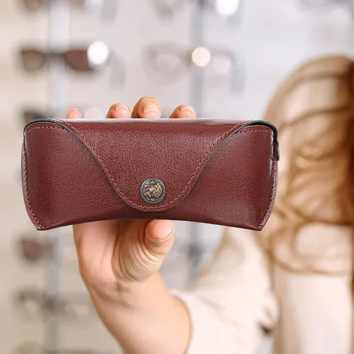 Vista 5 de Funda de cuero para lentes, delgada funda de cuero portátil para lentes de sol, ajuste universal, protección de carcasa dura, color marrón