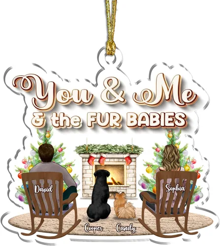Vista 9 de GOSSBY Adorno transparente – Personalizado (pareja y 1 perro) You and Me and The Fur Babies Ornamento 2023 – Pareja de Navidad con perro para árbol