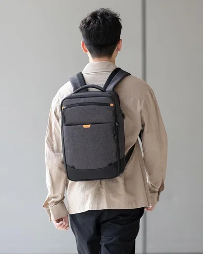 Vista 9 de Inateck Mochila de viaje expandible de 17-20L para laptop aprobada por aerolíneas, equipaje de cabina de 3 vías resistente a salpicaduras