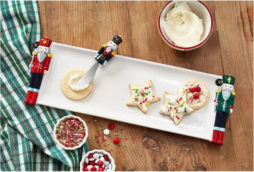 Vista 2 de tag Holiday Nutcracker - Plato rectangular de barro blanco sólido con detalle de cascanueces y esparcidor de quesos con mango de cascanueces, 19
