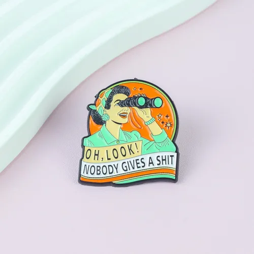 Vista 2 de Oh Look Nobody Gives A Sht Pin Broche, Ama de casa de los años 50 Meme Esmalte Pin Regalo para Amiga Sarcástica Sassy Girl Mujeres, Broches de Meme