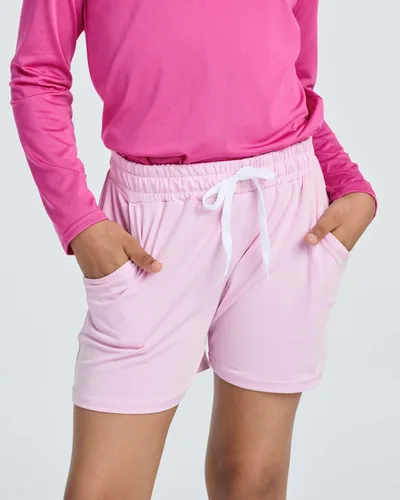 Vista 2 de Real Essentials 4 Pack Pantalones cortos de rendimiento atlético para niñas, con ajuste seco, para correr, con cordón y bolsillos