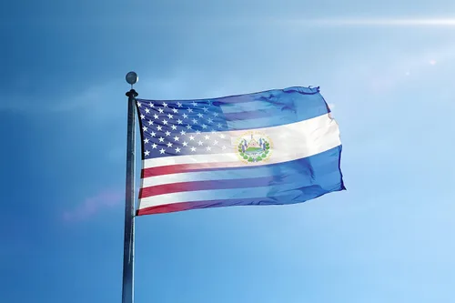 Vista 2 de Bandera híbrida salvadoreña estadounidense de 3 x 5 pies: pancarta 100% poliéster, ojales de latón y cabecera de lona fuerte, para uso en exteriores