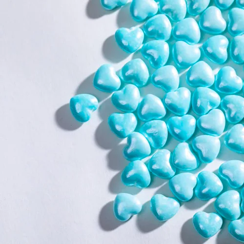 Vista 4 de Gránulos azules de Navidad para tartas de corazón, 4.59 oz, 4.6 onzas, chispas de galletas, perlas de azúcar, perlas de caramelo comestibles