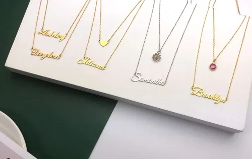 Vista 4 de Gargantilla MeMoShe con nombre personalizable, superpuesta, con corazón, chapada en oro de 18K con colgante de nombre