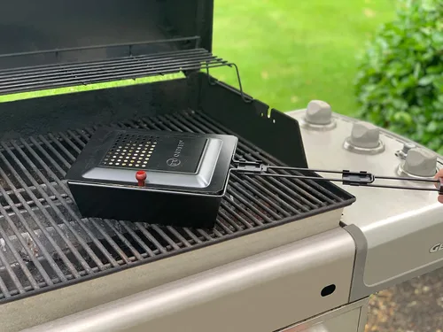 Vista 3 de Outset Bandeja antiadherente para palomitas de maíz con mango extraíble para parrilla, estufa y fogata