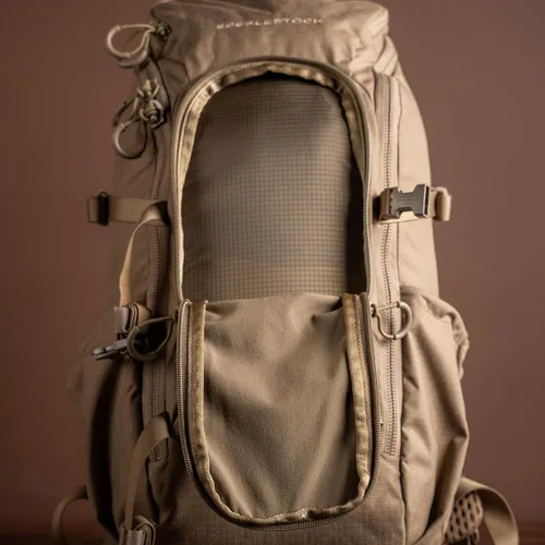 Vista 3 de Eberlestock Brute Scout Day Pack – Mochila ligera de caza con marco interno con soporte de aluminio, capacidad de 1800ci ci Negro